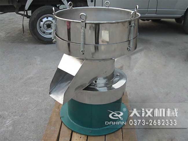 涂料振動篩由：框體，振動斗，出料口，振動電機底座等部件組成