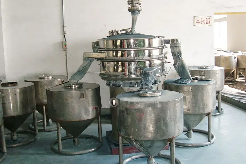 振蕩篩主要特點(diǎn)：換網(wǎng)容易，全封閉模式粉末不飛揚(yáng)，可連續(xù)作業(yè)