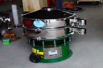 800型單層三次元振動(dòng)篩，產(chǎn)量可達(dá)800kg/h。