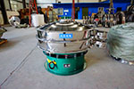 1200型三次元振動(dòng)篩，產(chǎn)量可達(dá)2100kg/h。